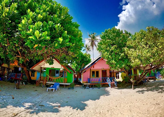 Daya Beach, Lipe Local