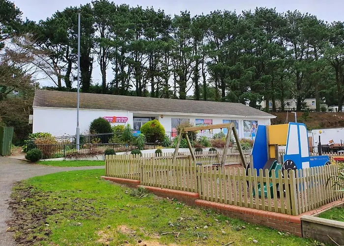 Cozy 3 Bedroom Caravan, Sleeps 8, At Parkdean Newquay Holiday Park