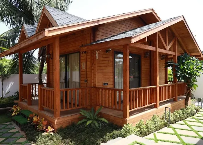 Foxoso Aaristo Baga Beach Resort