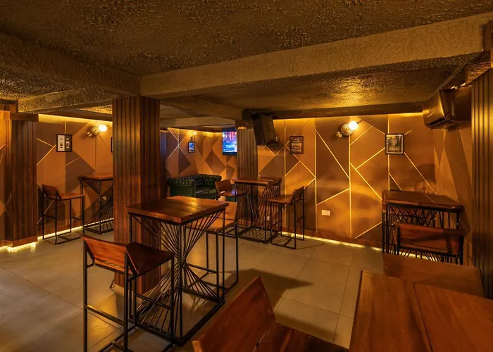 The Mountain Courtyard Thekkady Hotel