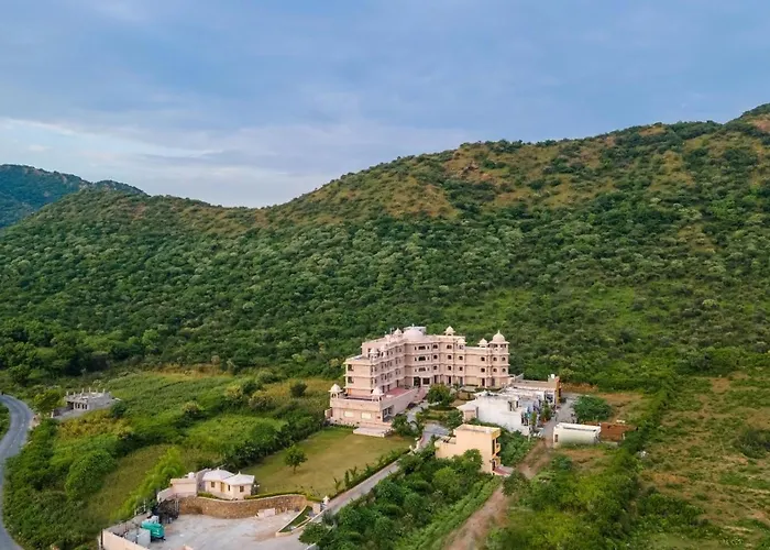 Traavista Aravali Mahal - Luxury Lake View Heritage Resort In Udaipur