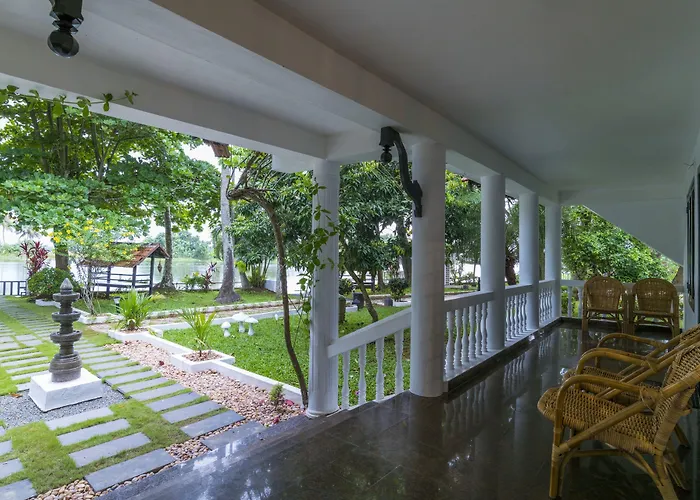 Warmth Lake Haven Alappuzha